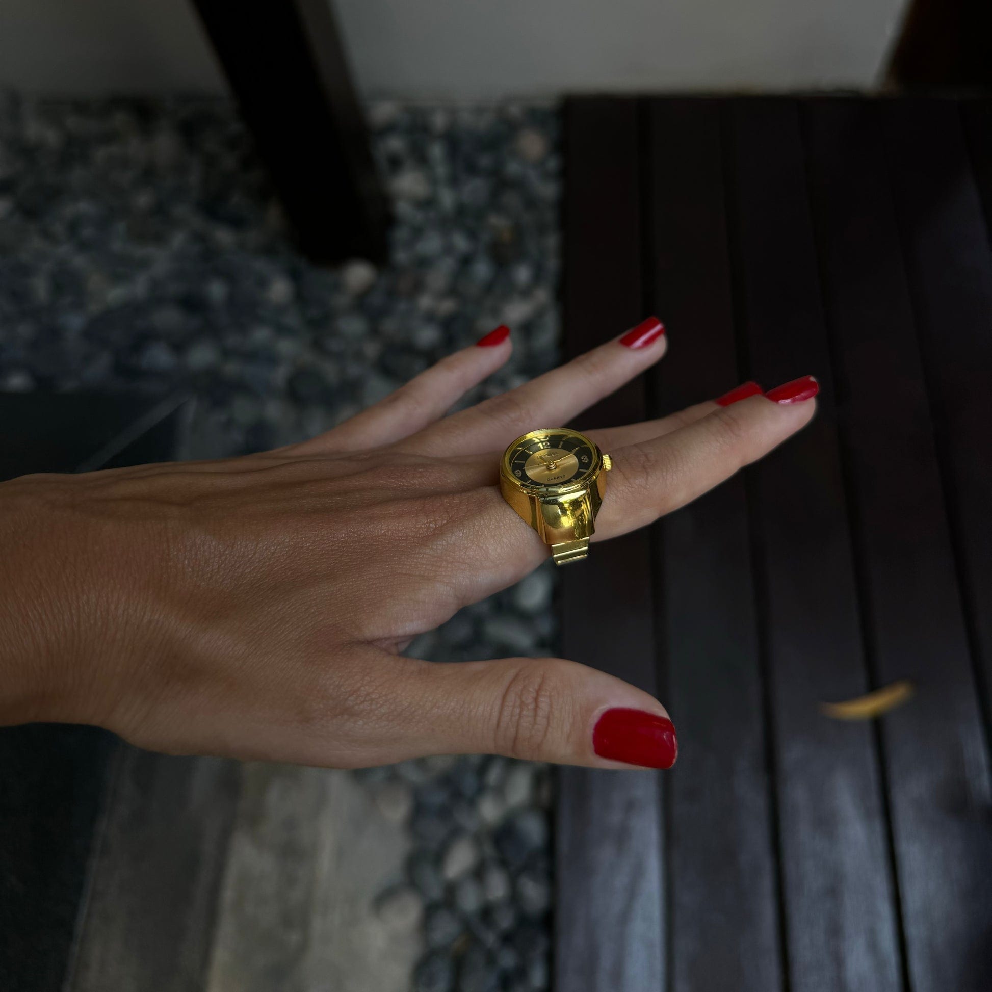 Main élégante qui porte la Bague montre MBM Dorée Bicolore Noir 