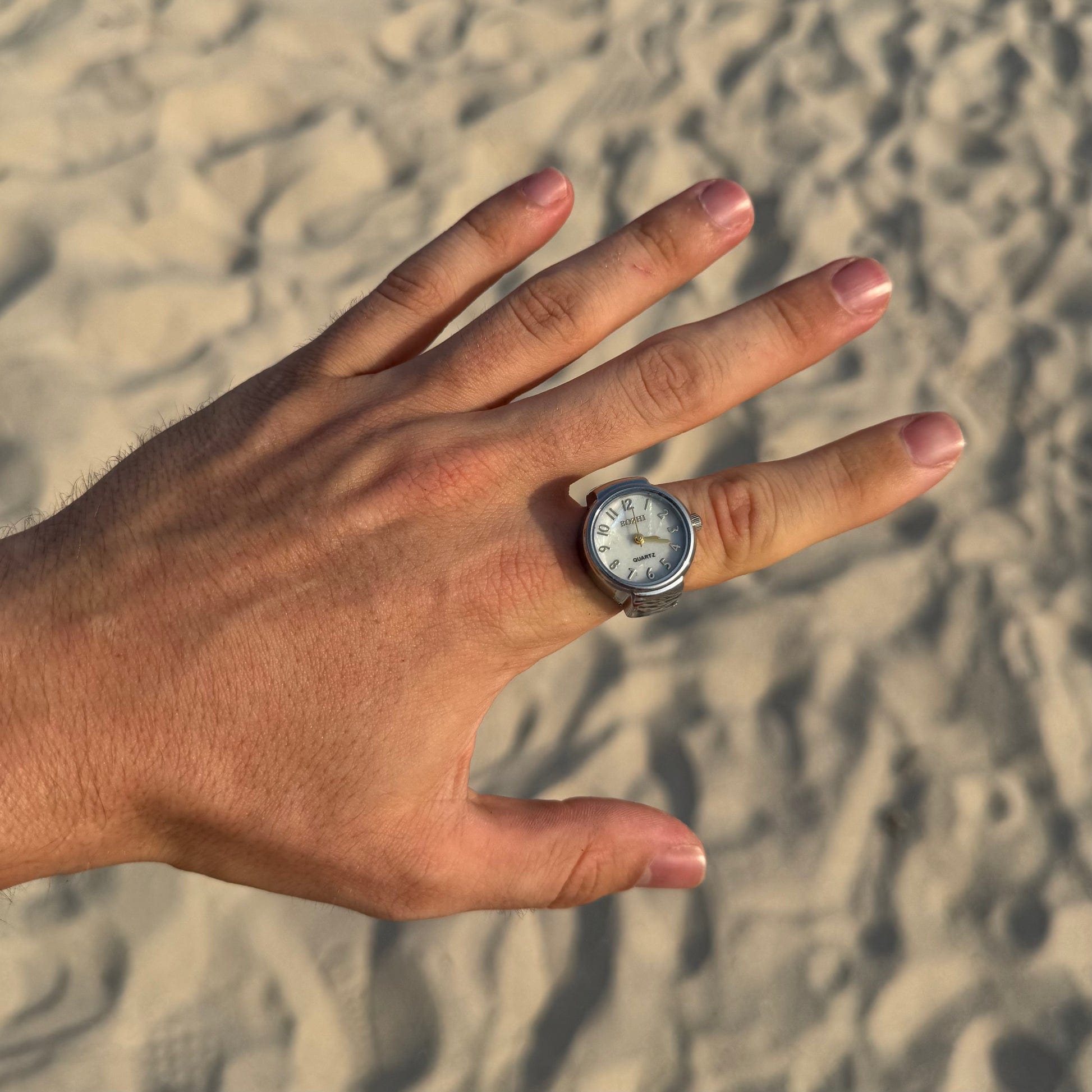 Bague Montre Argent - Cadran Sobre portée sur un index masculin