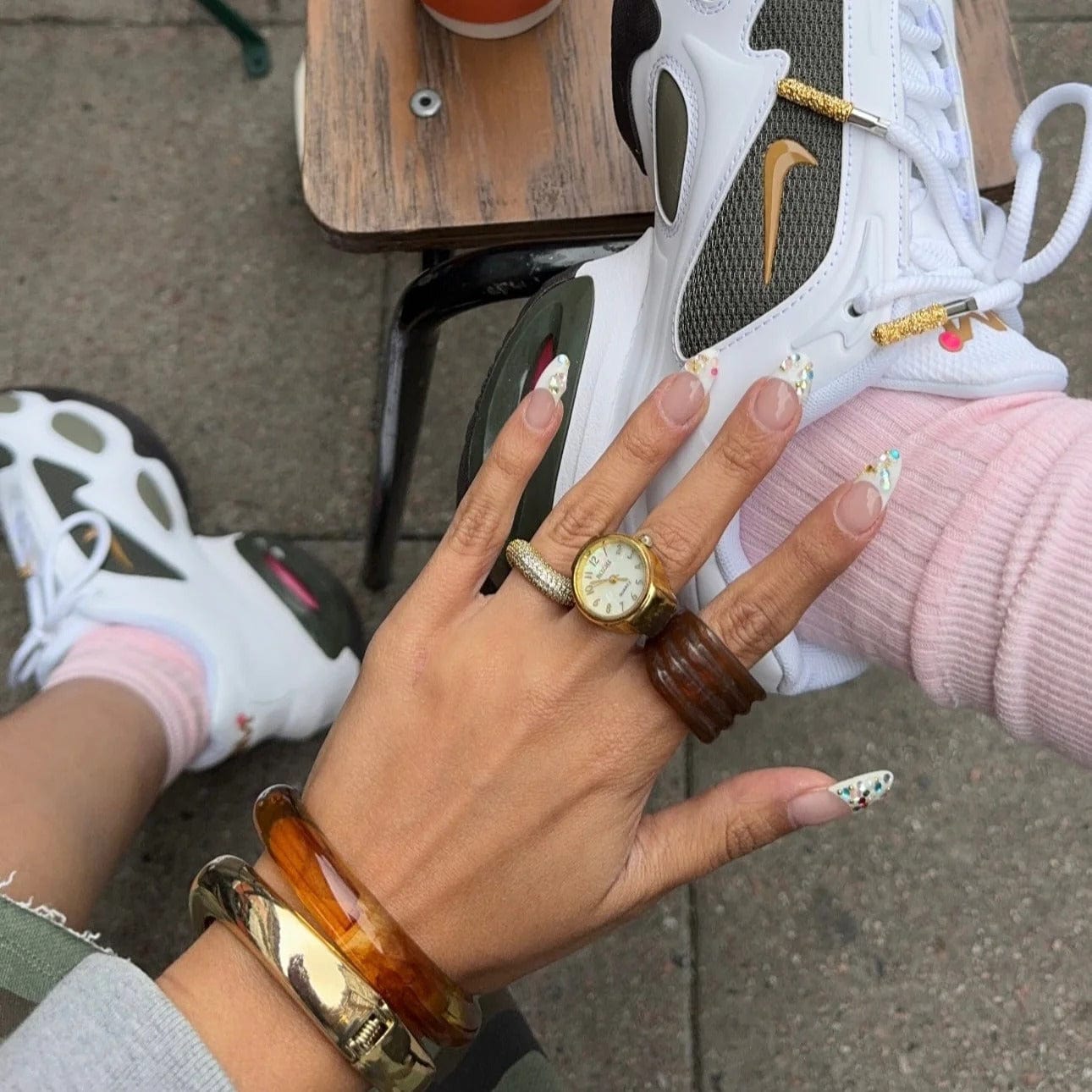 Bague Montre Dorée - Cadran Sobre portée sur un majeur masculin