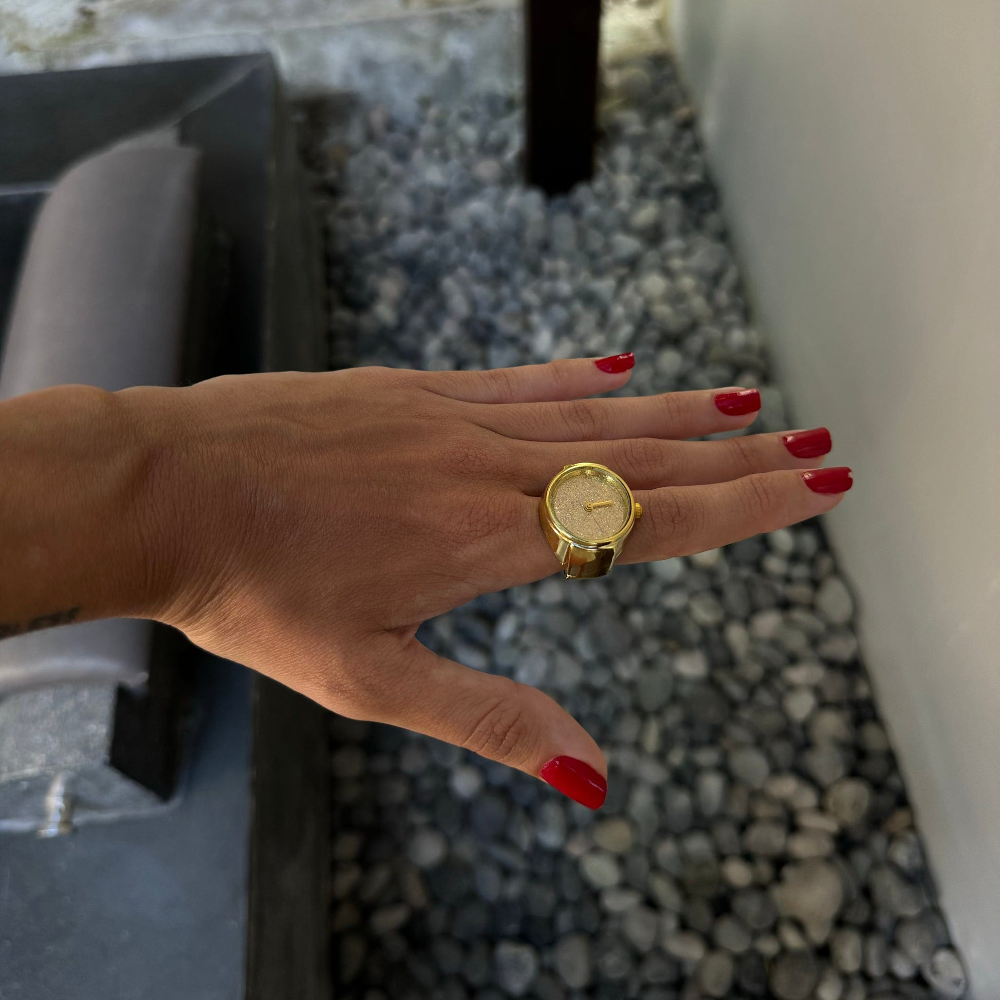 Porter une bague montre glitter dorée MBM au doigt