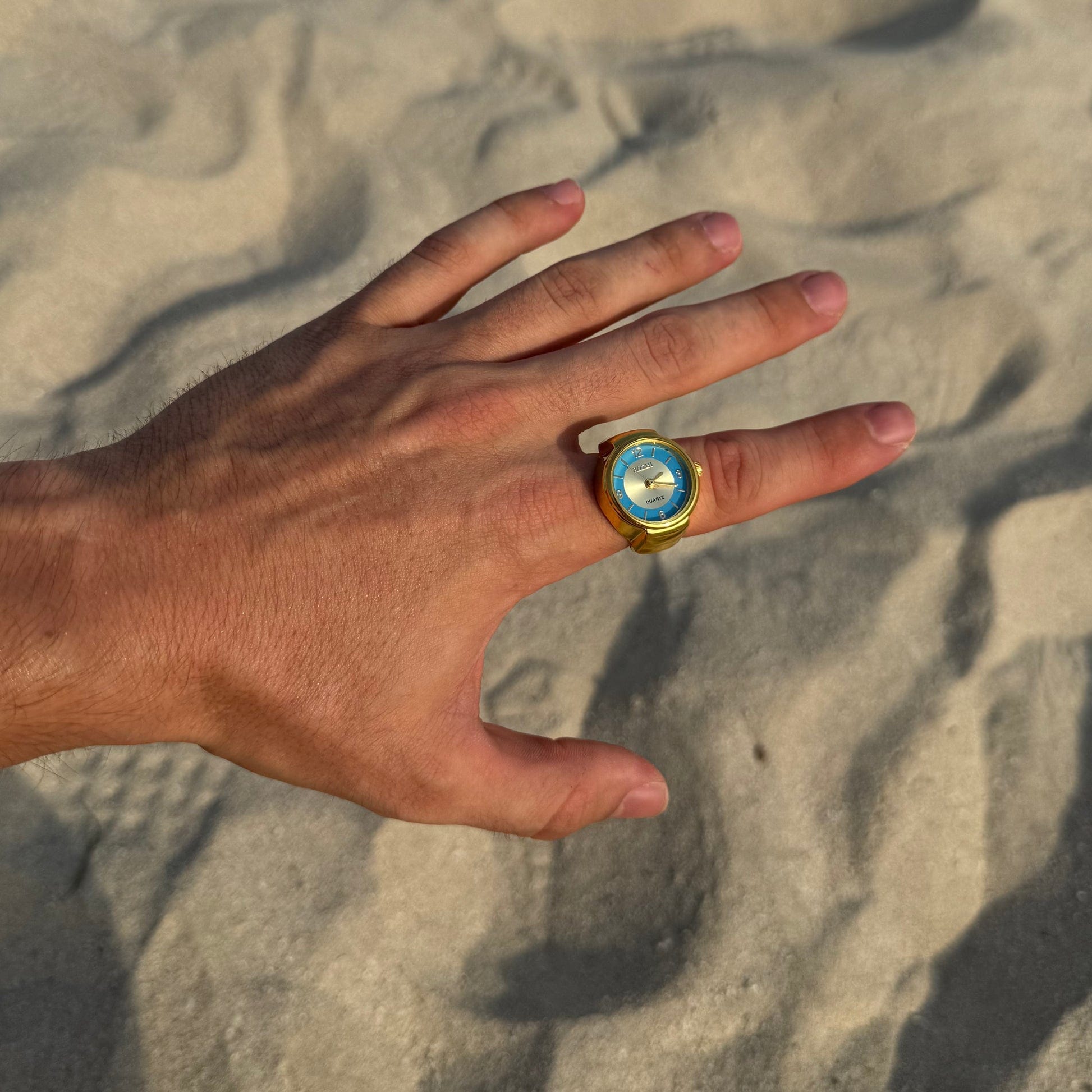 Bague montre Dorée Bicolore bleu sur index masculin