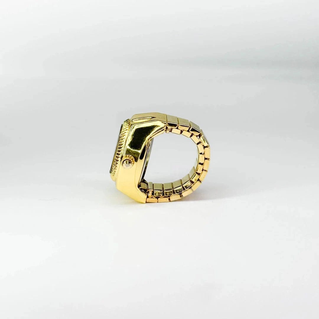 Vue de profil et détail des maillons de la Bague Montre Dorée - Cadran Digital Noir